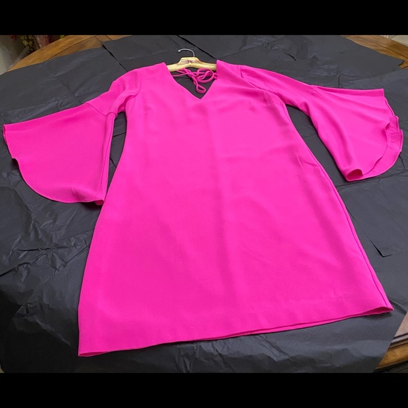 Straight-cut mini. bell sleeves. V-neck/back/tie. - Picture 3 of 6